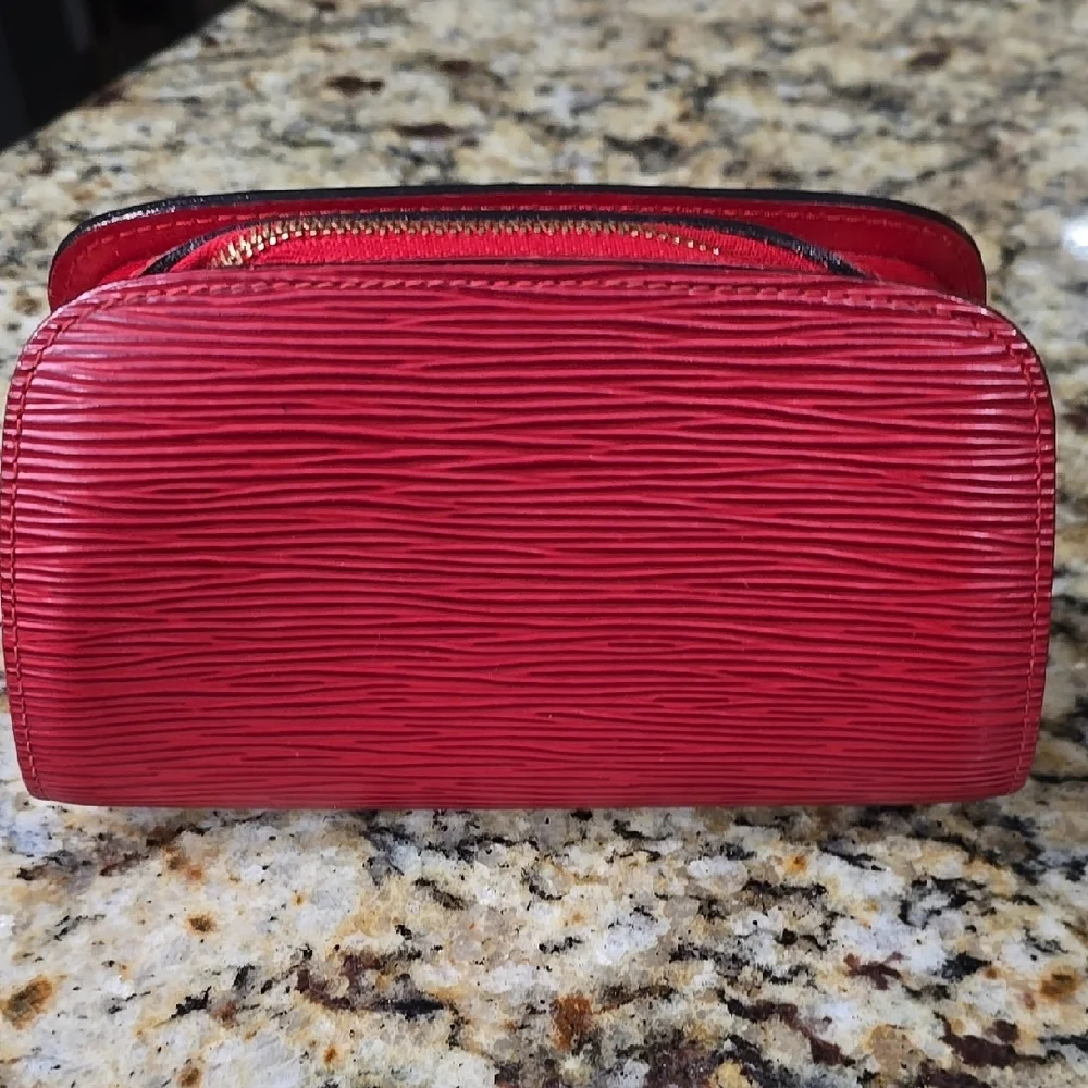 * Like New * Louis Vuitton Epi Dauphine PM Clutch